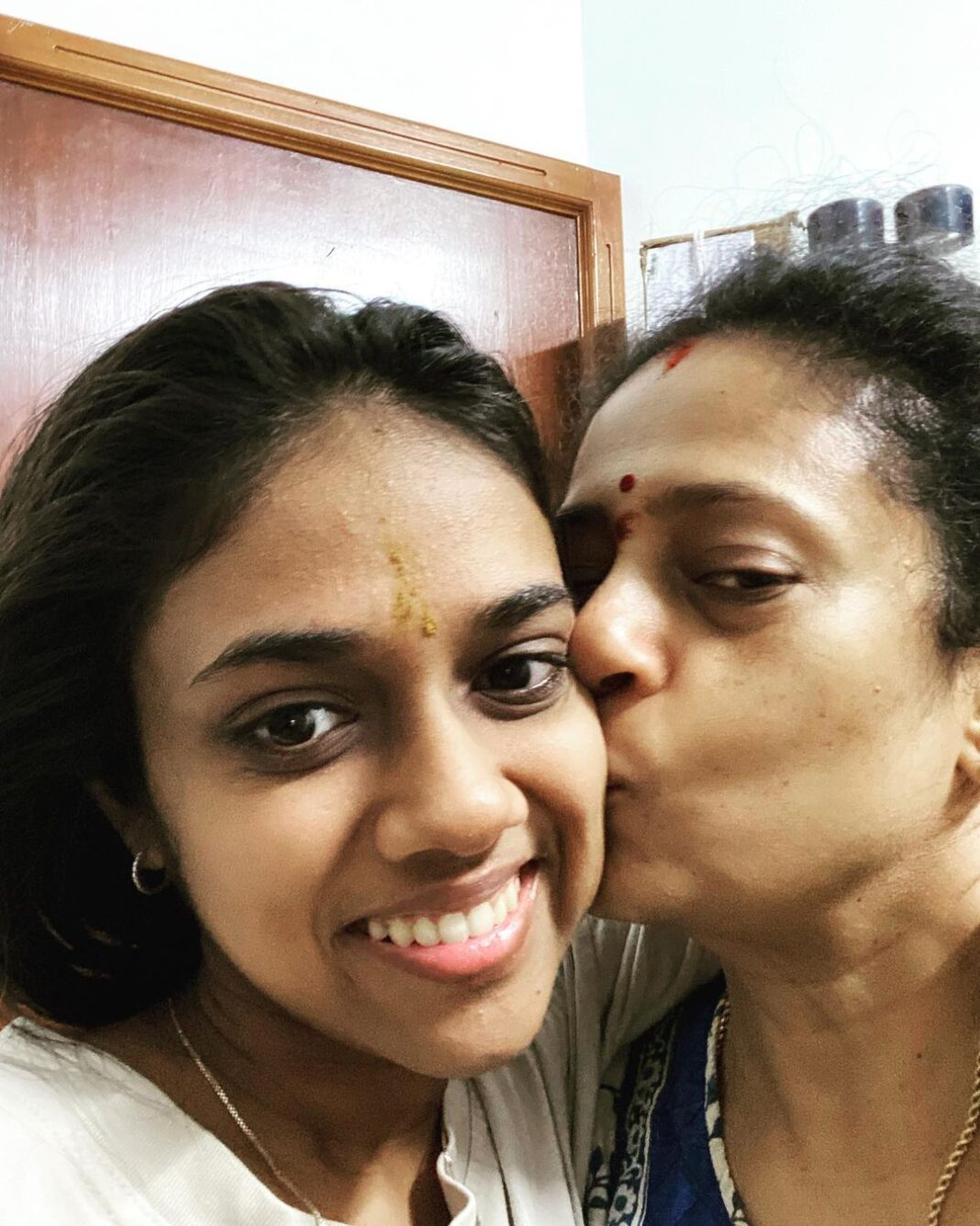 Lakshmy Ramakrishnan Instagram - That is our girl ❤️❤️All smiles even in pain😎