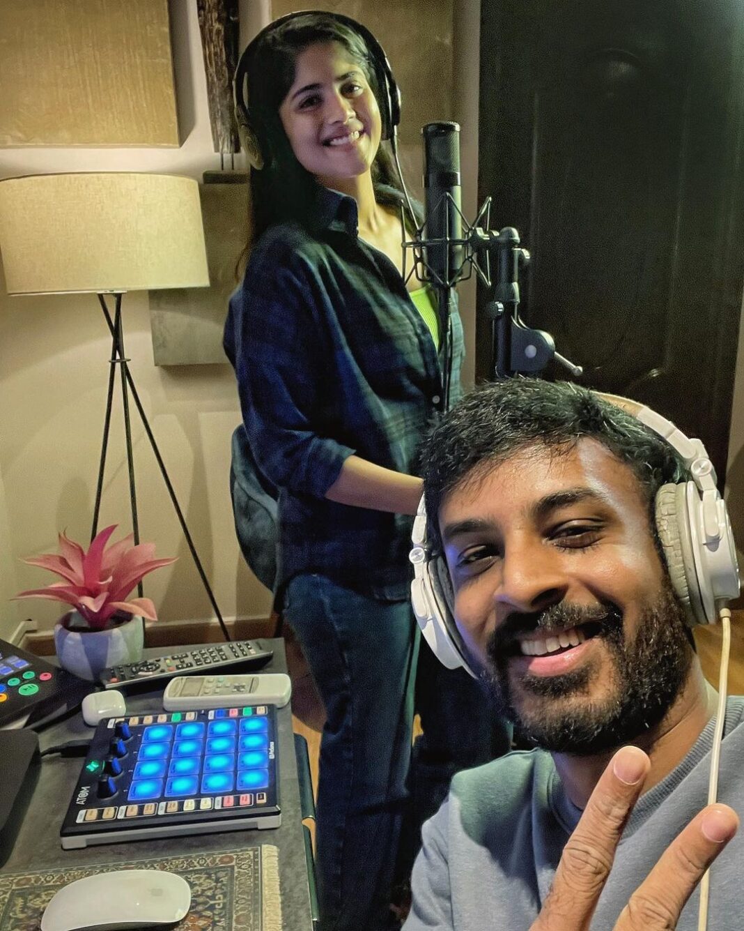 Leon James Instagram - Look who’s the new singer in town @meghaakash ! 🎤💥
New song out now !
Link in Bio! 😄
@adithyark.music @ko.sesha @vignesh_sha_pn @tipstamilofficial #LarkStudios #SingleShankarumSmartphoneSimranum Leon James Instagram - Look who’s the new singer in town @meghaakash ! 🎤💥 New song out now ! Link in Bio! 😄 @adithyark.music @ko.sesha @vignesh_sha_pn @tipstamilofficial #LarkStudios #SingleShankarumSmartphoneSimranum