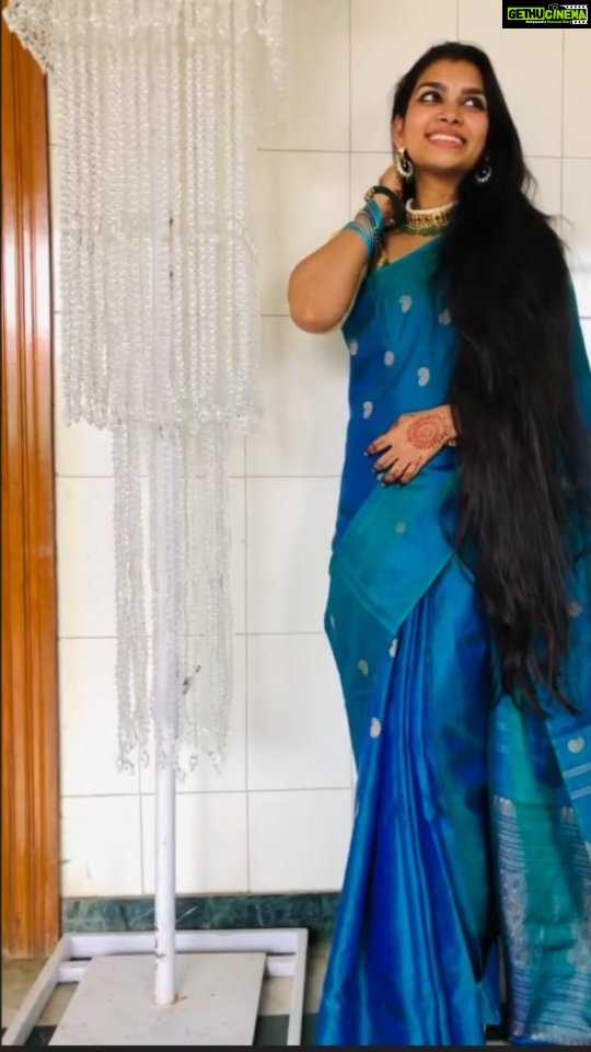 M.M. Manasi Instagram - Day 8 Peacock Green/Blue Listen to the entire audio on @monisshamm 's profile ♥️♥️ #Day8 #peacockgreenblue #ColoursOfNavaratri #TheHusband #Reels #Reelitfeelit #Saree #Sareestagram #Sareesofinstagram #Navaratri