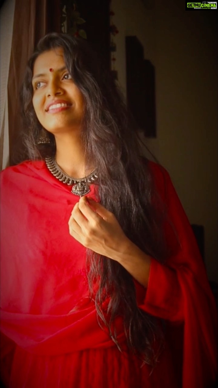 M.M. Manasi Instagram - Day 2 A beautiful composition by Harikesanallur Muthaiya Bhagavathar in the Raagam Navarasa Kaanada . #mmmonissha #redcolour #red #newmusic #music #explore #trending #nav #navratri #garba #navratrispecial #navratriutsav #jaimatadi #om #shivshakti #durgapuja #saraswati