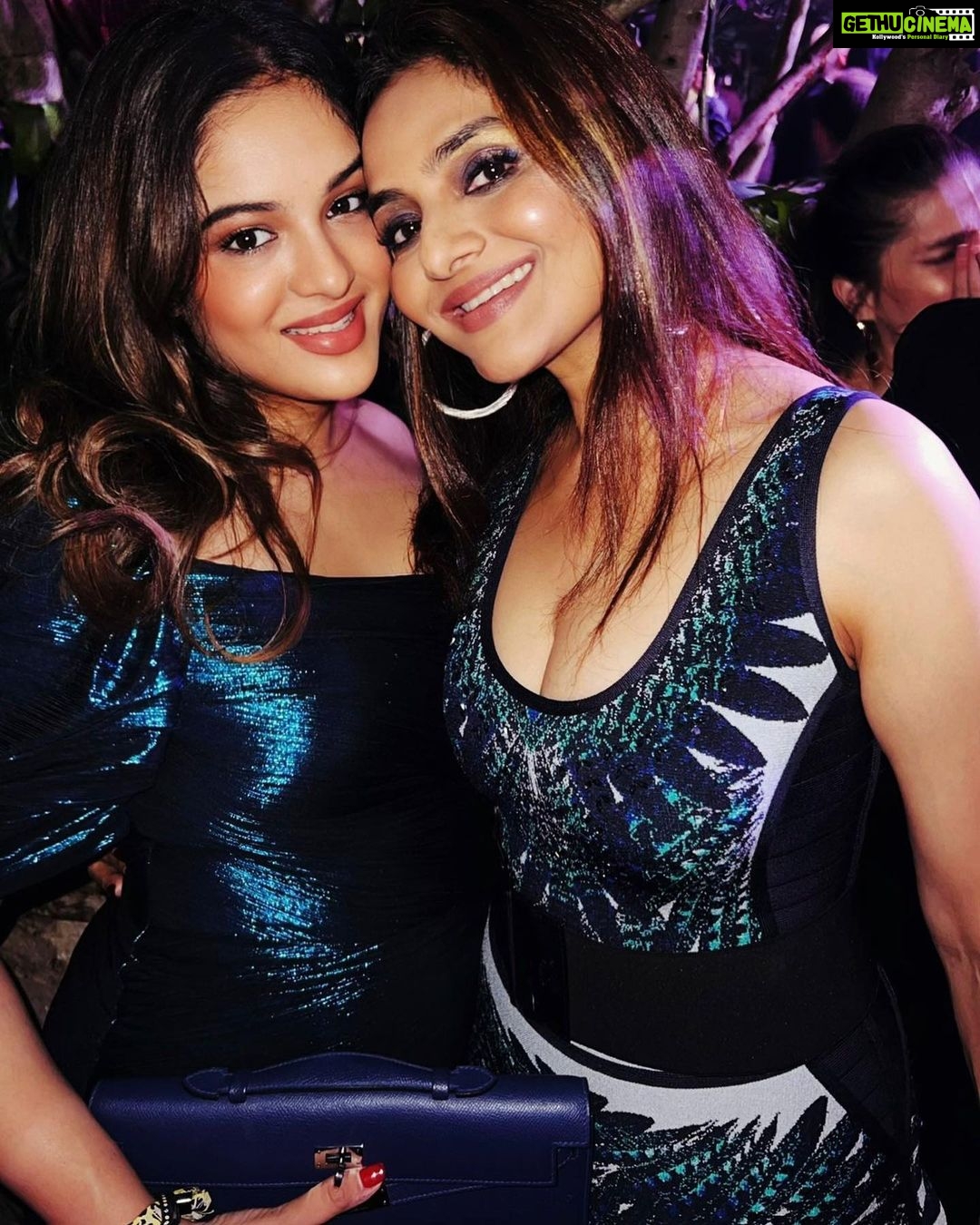 Madhoo Instagram - #aboutlastnight #fantasy #mybabyamdi @xoxoameyaa @ameyaashah what a feeling to be able go together as friends wit ur BABY 🌹💜💜💜💜 London, United Kingdom