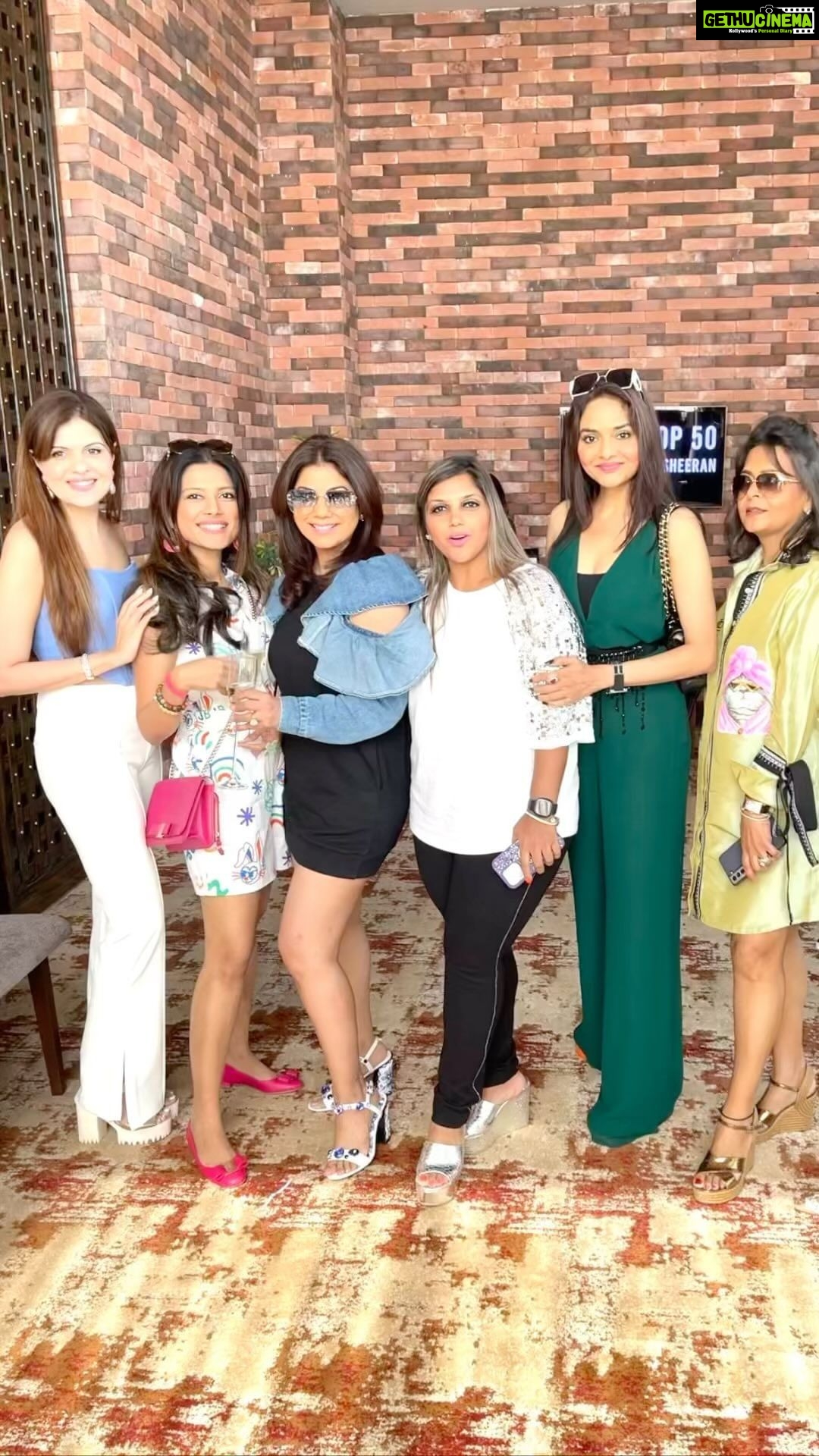 Madhoo Instagram - #whataday #party1 #goinggreen 🤑 🌹🌹🌹🌹 happy birthday @shital_nahar_agarwal thank you @kaushikahemdev 🌻🌻🌻