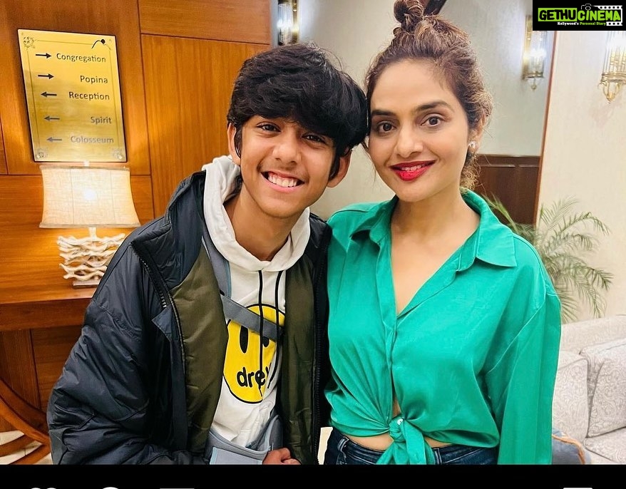Madhoo Instagram - #parthaurjugnu @meetmukhi_in @davehitesh4878 great fun working together missing #shimla 🌹🌈