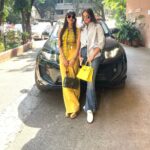 Madhoo Instagram - #sundayvibes 💛💛💛💛 @ameyaashah #daughterlove 😘😘😘🌻