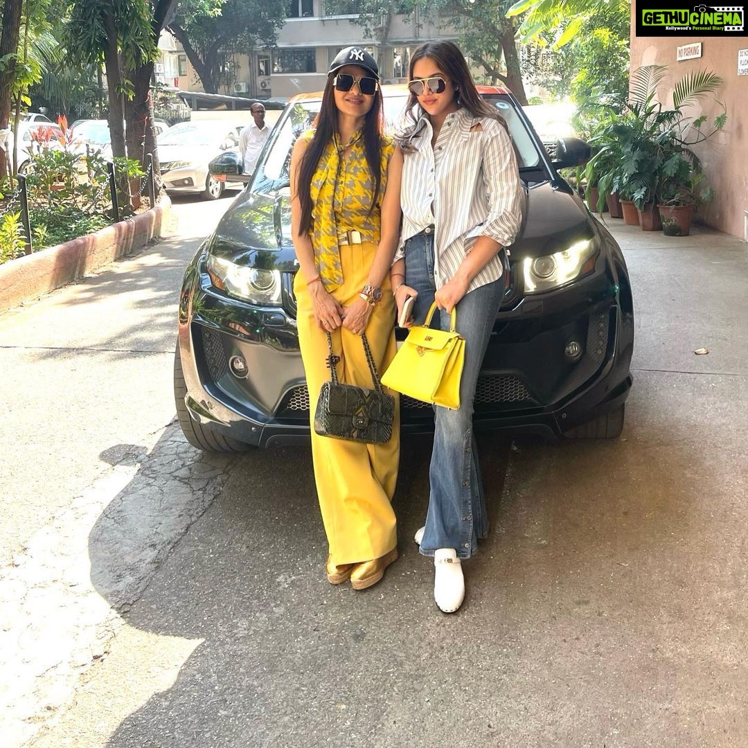 Madhoo Instagram - #sundayvibes 💛💛💛💛 @ameyaashah #daughterlove 😘😘😘🌻