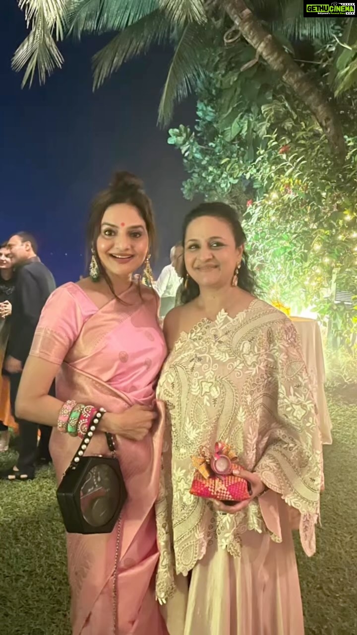 Madhoo Instagram - #diwali party @ruia__vasudha @neetajoshi @shalinizaveri @queeniesinghh @parul_v_shah @gayatrishah @jayanraheja @seemamalhotra35 @sohashah @tanazdoshi @nawazbodyartmumbai @deepikagehani
