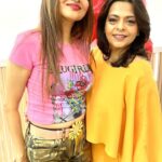 Madhoo Instagram - Great celebrations 🌹💜💜💜 @kiranbawa76 @kaushikahemdev Mumbai, Maharashtra