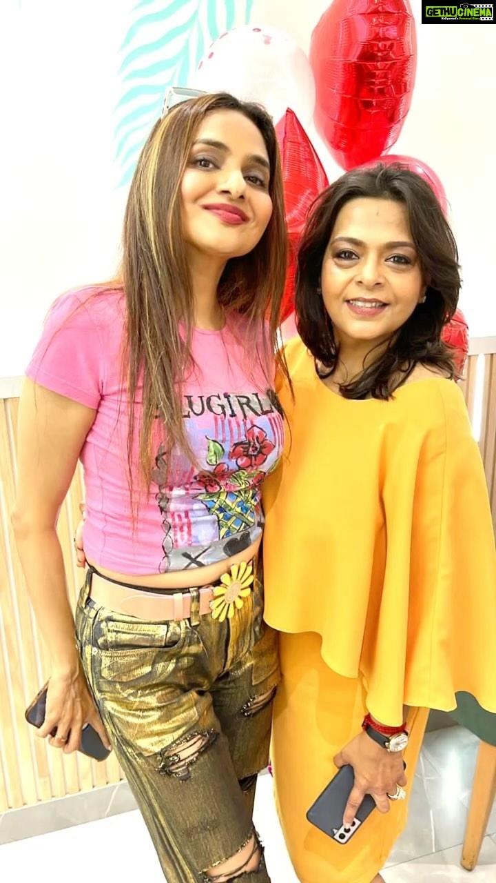Madhoo Instagram - Great celebrations 🌹💜💜💜 @kiranbawa76 @kaushikahemdev Mumbai, Maharashtra
