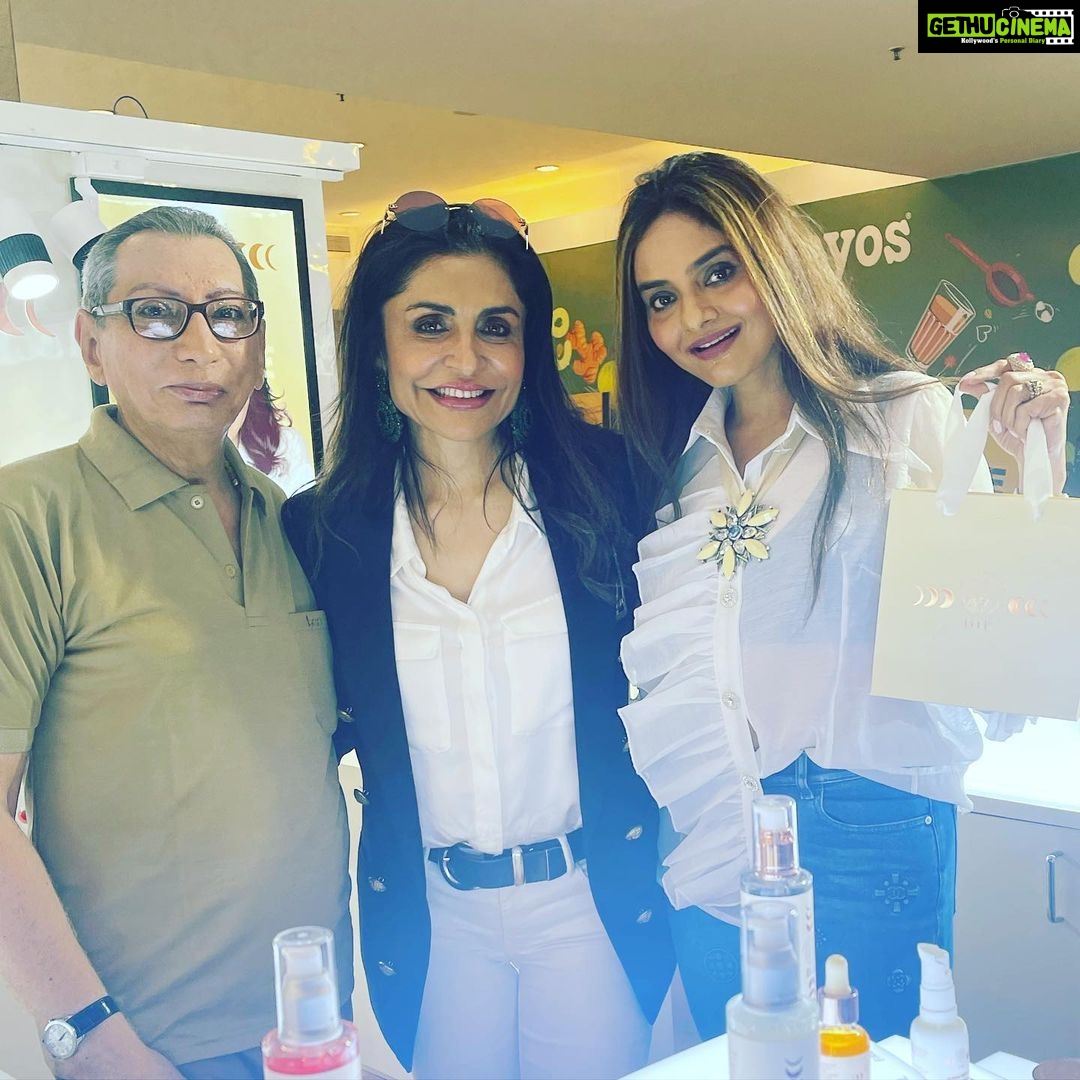 Madhoo Instagram - #bie @beauty.by.bie @queeniesinghh #drdinayar at the opening of bie kiosk @inorbitmallmalad all the best my dearest Q.. love u always and always so proud of what u have achieved step by step …. Keep going Bie guys 🌈