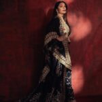 Madhuri Dixit Instagram – Even in the dark, beauty surrounds you! 

#wednesday #wednesdaywisdom #jhalakdikhlajaa10 #photooftheday #photoshoot