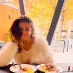 Madhuurima Instagram - Travel liberates !! And food ???? #reels #ree #reelsinstagram #reelsvideo #reelsviral #travelphotography #travelgram #trendingsongs #food