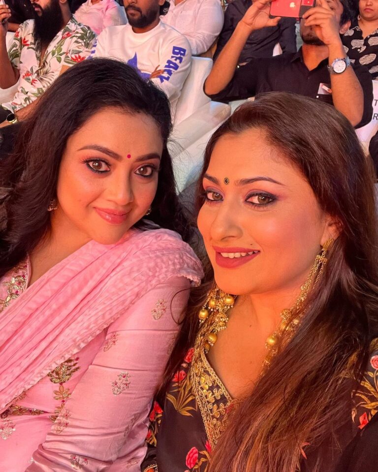 Malavika Instagram - Had a stupendous event in Chennai today❤️ Thank you @ungaldevaoffl for giving me my biggest hit song #karruputhaenakupudichacolouru I wish you many many happy returns of the day☺️ God bless you ! Be happy and always keep making such amazing music! Thank you @blacksheeptamil @riazkahmed.pro Nehru Stadium Chennai