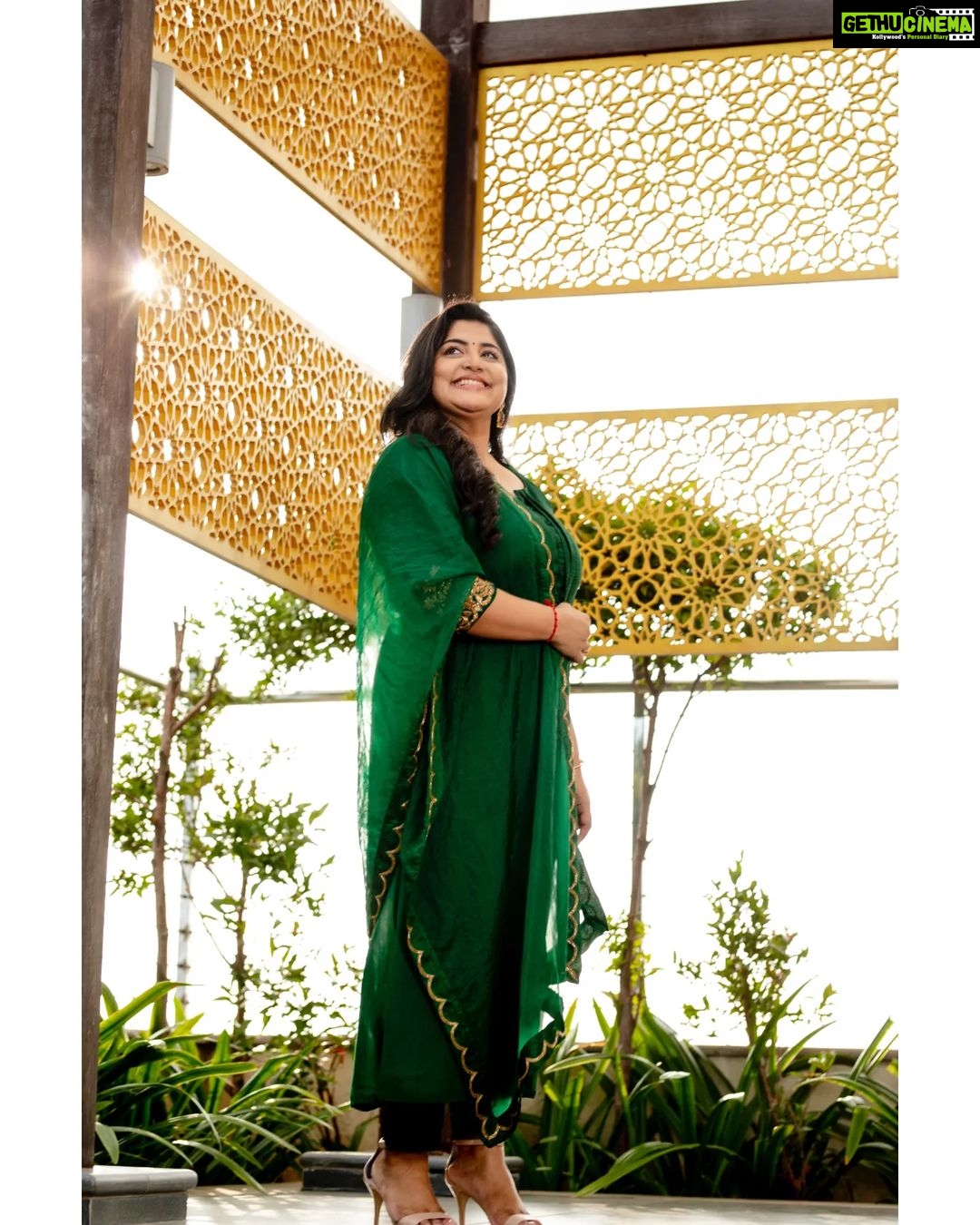 Manjima Mohan - 280.4K Likes - 💚
Outfit : @label_afeera
Jewellery : @rimliboutique
Makeup : @salomirdiamond
Hair : @raisedbrowsbybhavani
Photography : @kiransaphotography
Styling : @theresa.shalini
#styledbyshalz