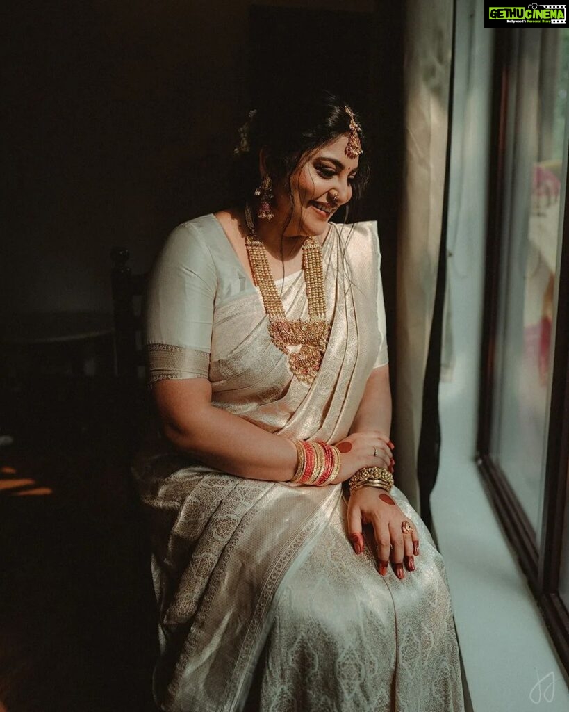 Manjima Mohan Instagram - This was taken just a few minutes before the wedding. While my brain was asking me to be anxious my heart asked me to smile. And I followed my heart ❤ Green Meadows Resort