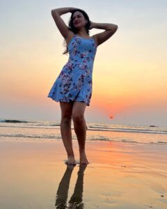 Maryam Zakaria Instagram - I am into sunset nowadays 😍🌞🏖
📍Morjim
.
.
#beachphotography #travel #traveldiaries #travelphotography #goa #beach #vaction #maryamzakaria #summerdress #beachwear