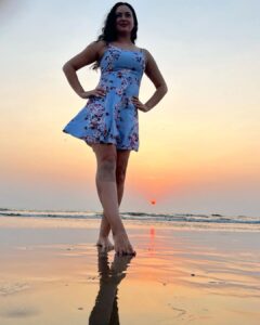 Maryam Zakaria Instagram - I am into sunset nowadays 😍🌞🏖
📍Morjim
.
.
#beachphotography #travel #traveldiaries #travelphotography #goa #beach #vaction #maryamzakaria #summerdress #beachwear