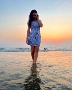 Maryam Zakaria Instagram - I am into sunset nowadays 😍🌞🏖
📍Morjim
.
.
#beachphotography #travel #traveldiaries #travelphotography #goa #beach #vaction #maryamzakaria #summerdress #beachwear