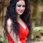 Maryam Zakaria Instagram - Saturday vibes ✨❤️ . . #throwback #curlyhair #photography #reddress