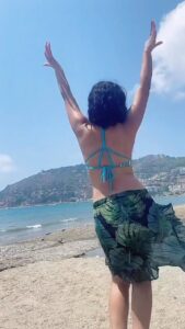 Maryam Zakaria Instagram - No matter where I am and what I do, whenever I hear a good song I get up and dance 💃🏻💃🏻😀🤪 📍 Alanya 🇹🇷 . . . . #letsgo #dancereels #travelreels #newtrend #reelswithmz #maryamzakaria #turkey #alanya Alanya Аланья