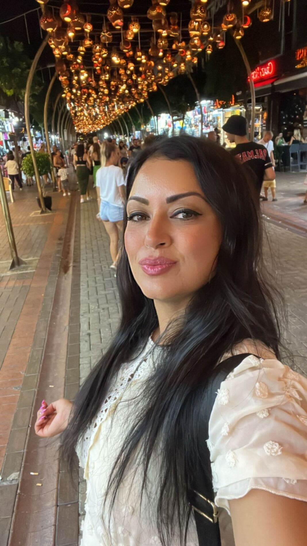 Maryam Zakaria Instagram - Dancing in middle of Alanya’s Bazaar 🤪💃😀 . . #dance #reels #bazaar #alanya #travels #turkey #vacationmode #traveldiaries #reelswithmz #maryamzakaria #publicdance