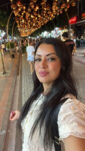 Maryam Zakaria Instagram - Dancing in middle of Alanya’s Bazaar 🤪💃😀 . . #dance #reels #bazaar #alanya #travels #turkey #vacationmode #traveldiaries #reelswithmz #maryamzakaria #publicdance