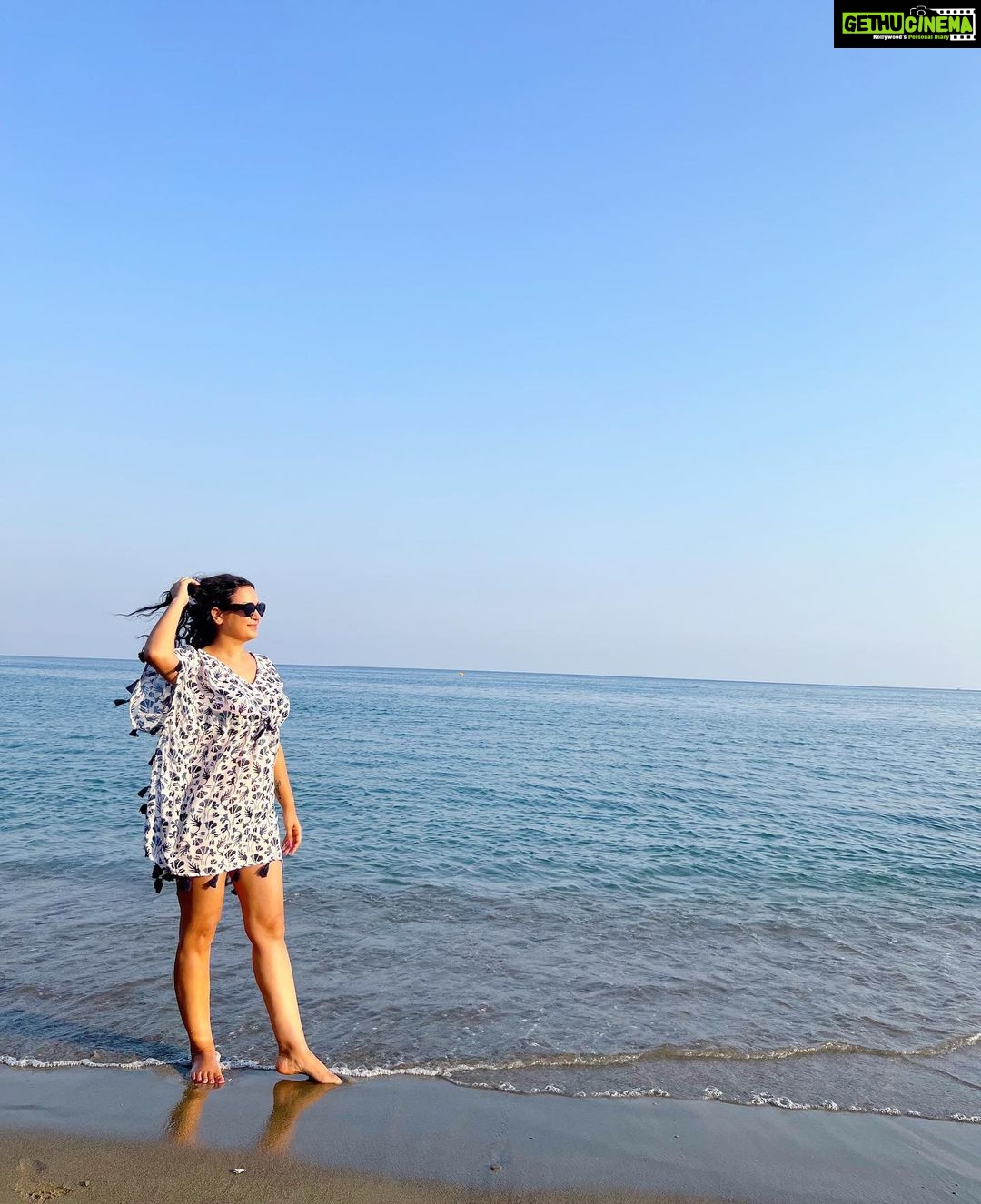 Maryam Zakaria Instagram - “Sandy toes. Sunkissed nose” 🏖 . . #travelphotography #traveldiaries #beachlife #turkey #alanya #maryamzakaria Alanya Аланья