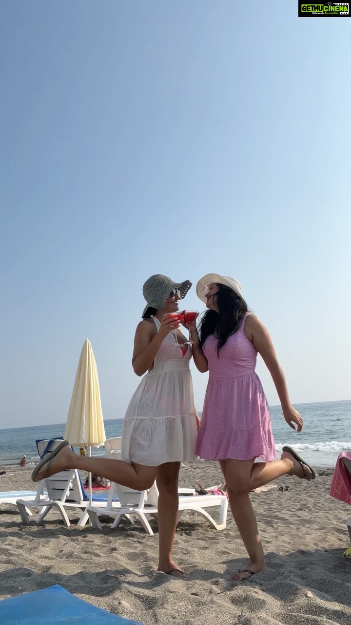 Maryam Zakaria Instagram - All the way to Turkey to meet my best friend @farideh_wallqvist ๐ฅ๐ ๐Alanya . . #traveldiaries #travelreels #turkey #Alanya #beach #reelsinstagram #reelswithmz #maryamzakaria