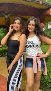 Maryam Zakaria Instagram - 1234 Dum tek tek 💃✨😘 @mrinmaikolwalkar . . #dumtek #dumtektek #bellydance #dancereels #trendingreels #trendingnow #reels #instareels #reelsindia #friendshipgoals #glam #fashionstyle #bollywood #reelswithMZ