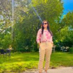 Maryam Zakaria Instagram - Sun kissed🌞😘#throwbackwednesday #stockholm #pinklover #pinkoutfit #puma Stockholm, Sweden