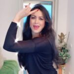 Maryam Zakaria Instagram - Who can blink? Me me me 😉☺️ . . #persiansong #persian #blinkchallenge #blinkblink #persianreels #iranian #iraniangirl #farsi #iraniansongs #trending #reelitfeelit #reelsinstagram #actress #influencer #persiandance #رقص #رقص_ایرانی