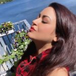 Maryam Zakaria Instagram - ”Your mind will answer you questions if you learn to relax and wait for the answer” Have a nice day 💖🙂 📍Stockholm #quoteoftheday #relax #balcony #sweden #stockholm #visitsweden #selfie #beautifulview Stockholm, Sweden