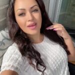 Maryam Zakaria Instagram - Do you wanna be my friend 💖 . . #newtrend #doyouwannabemyfriend #lovemeback #trending #trendingreels #reelitfeelit #reelsinstagram #reelkarofeelkaro #stockholm #balcony #actress #influencer Stockholm, Sweden