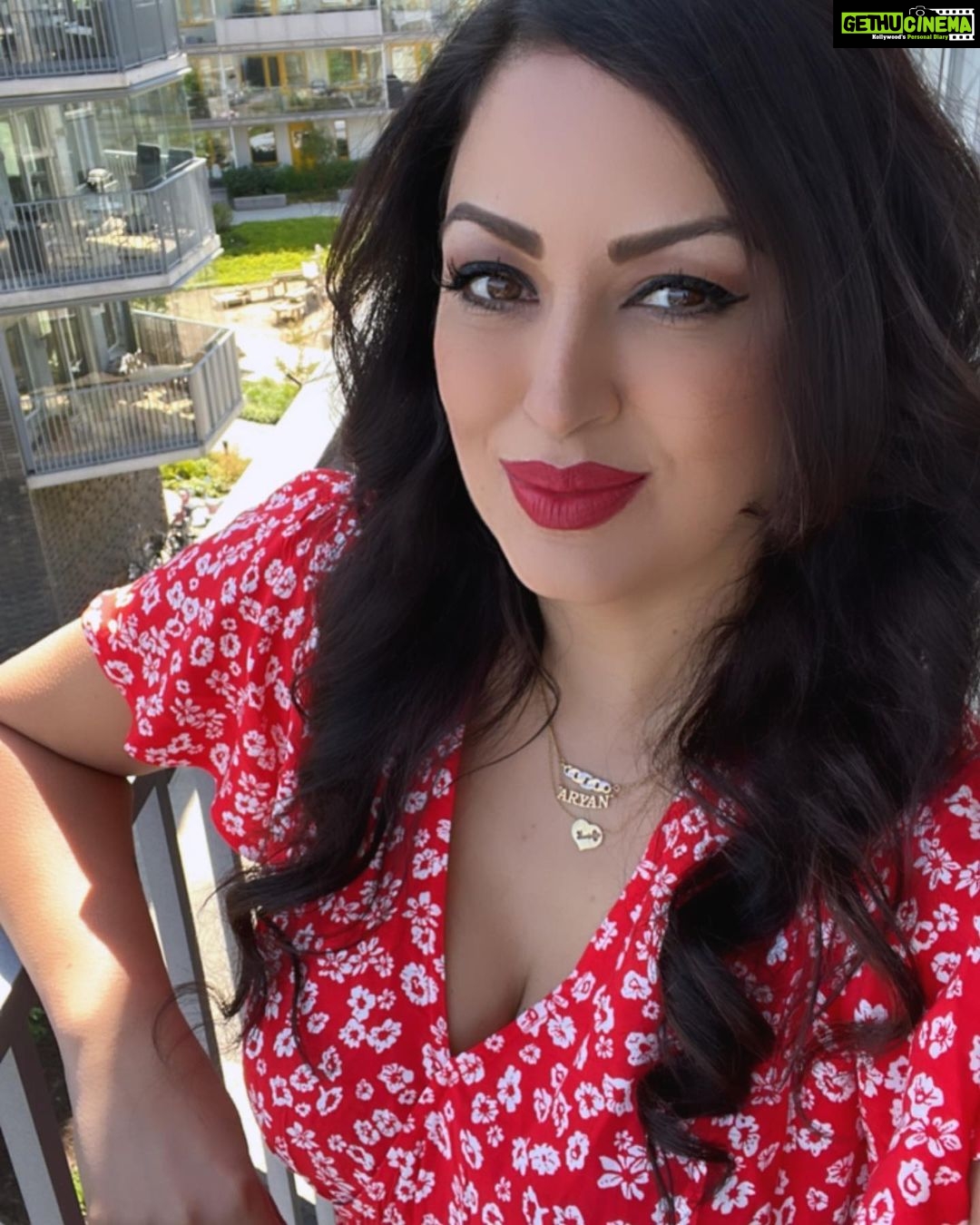 Maryam Zakaria Instagram - ❤️☀️#selfieinthebalcony . . #smile #beautifulday #reddress #flowerdress #makeup #hudabeauty #maclipstick #mac #curlyhair #selfietime #stockholm #sweden #traveldiaries #actress #influencer #glam #maryamzakaria Stockholm, Sweden