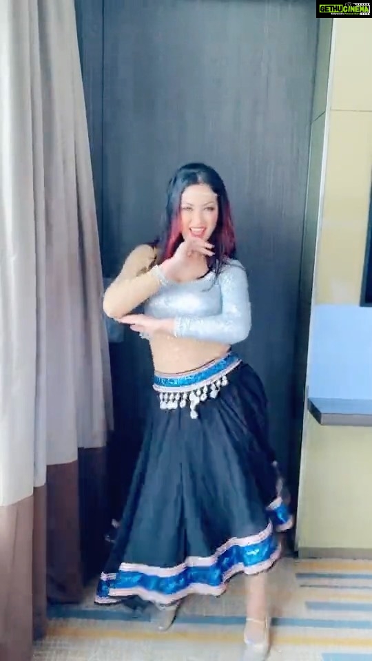 Maryam Zakaria Instagram - New week vibes 😁💖💃🏻 . . #newweekvibes #dance #staypositive #reels #reelsinstagram #bollywooddance #bollywoodactress #reelsinstagram #reelkarofeelkaro #trending #bollywood #oldisgold