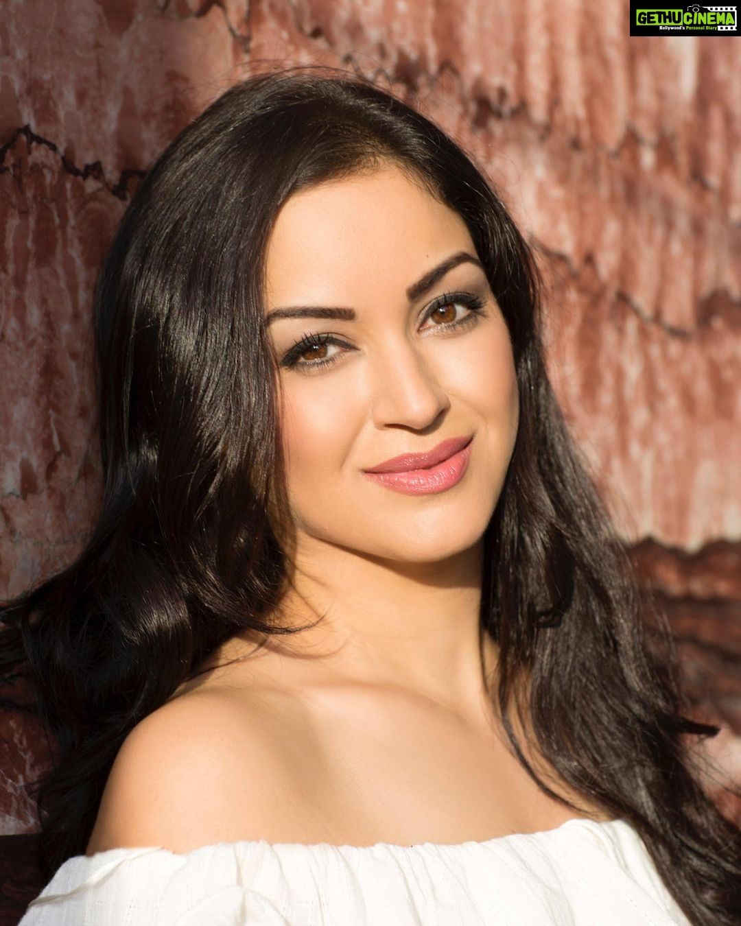 Maryam Zakaria Instagram - “Dreams don’t have expiration dates, keep going.” Have a nice day ❤️ . . #quotesoftheday #keepgoing #nevergiveup #tbt #photoshoot #model #actress #bollywoodactress #influenecer #glam #style #fashion #maryamzakaria Mumbai, Maharashtra