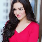 Maryam Zakaria Instagram - “Behind every successful woman is herself” Have a nice day ❤️😀 . . #smile #quotesoftheday #tbt #photography #photoshoot #hairstyle #makeuplover #style #bollywoodactress #pictureoftheday #influencer #glam #maryamzakaria