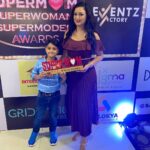 Maryam Zakaria Instagram - Thank you so much for the super Mom Award 😀❤️ @silverbell.networks @sixsigmanetworks . . #aboutlastnight #supermom #awardwinning #award #mothersday #bollywoodactress #influencer #eventlook #dress #style #glam Sahara Star