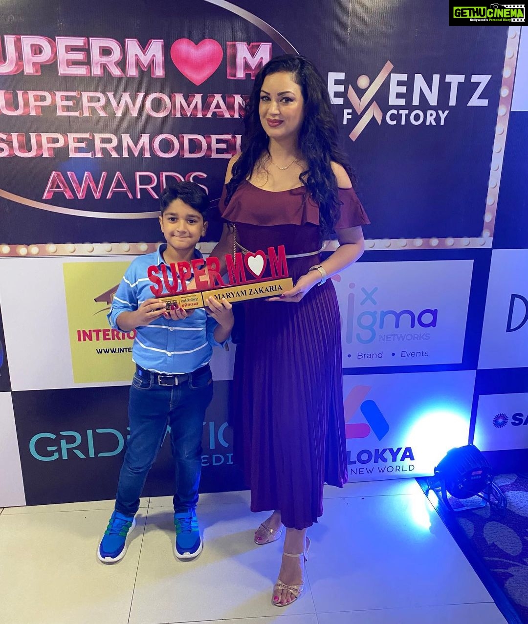 Maryam Zakaria Instagram - Thank you so much for the super Mom Award 😀❤️ @silverbell.networks @sixsigmanetworks . . #aboutlastnight #supermom #awardwinning #award #mothersday #bollywoodactress #influencer #eventlook #dress #style #glam Sahara Star