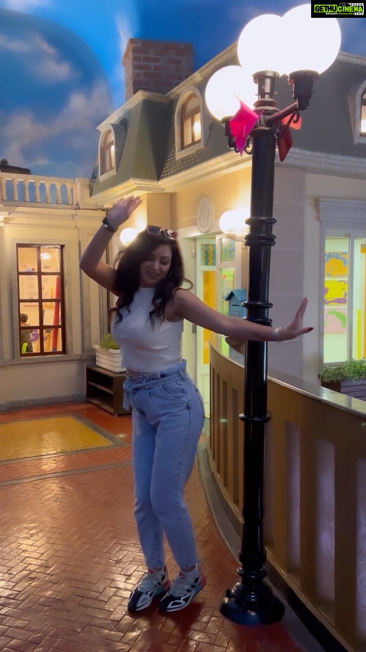 Maryam Zakaria Instagram - One Persian dance move😜🔥 . . #shemovelike #trending #trendingreels #reelsinstagram #reelitfeelit #reelkarofeelkaro #dance #persian