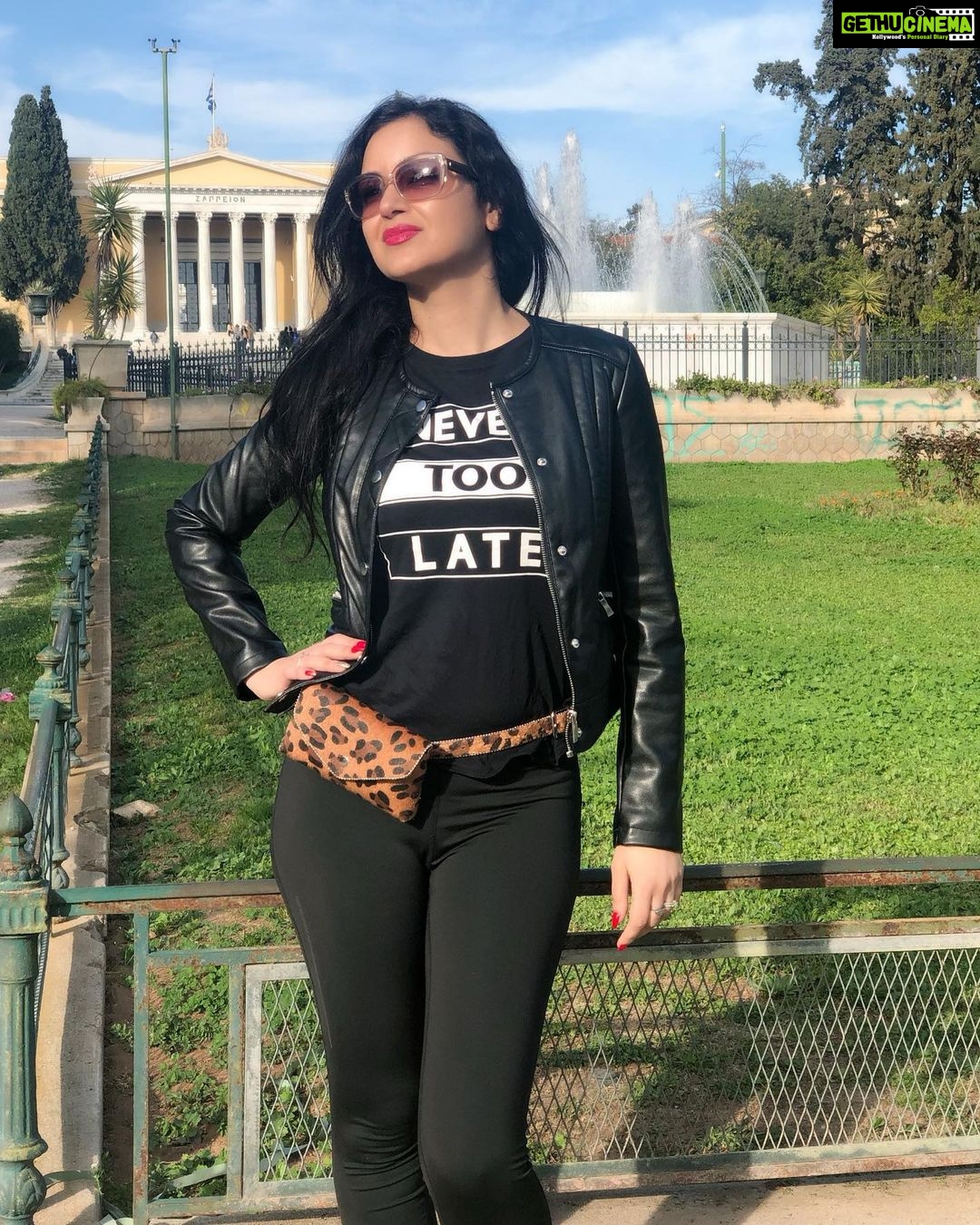 Maryam Zakaria Instagram - “It’s never too late” Good morning have a lovely day ❤️ . . #qoutes #qoutesoftheday #nevertoolate #goodmorning #tbt #greece #style #outfits #fashion #actress #influencer #maryamzakaria