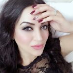 Maryam Zakaria Instagram - Whatever is good for your soul, do that…. Have a beautiful Wednesday ❤️ . . #wednesdayvibes #selfcare #quotesoftheday #tbt #selfie #nails #actress #influencer #maryamzakaria Mumbai, Maharashtra
