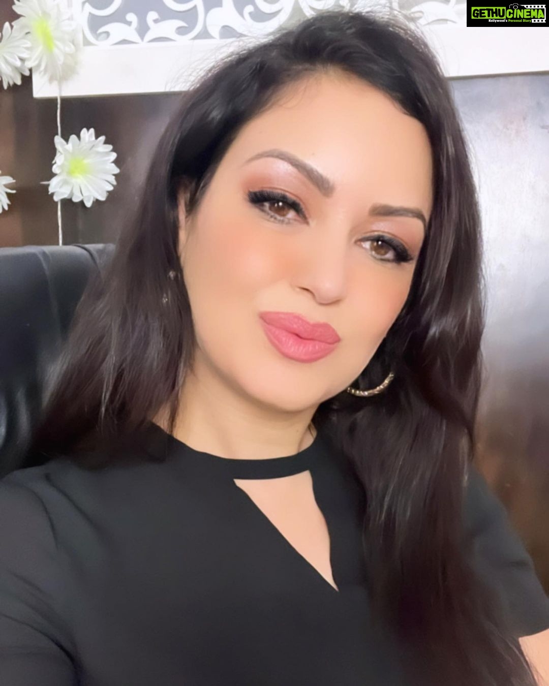 Maryam Zakaria Instagram - Saturday night vibes ✨ . . #selfie #saturdaynight #saturdayvibes #makeup #hairstyle #fashion #explore #explorepage #bollywoodactoractress #bollywood #indianinfluencer #indianinfluencers #mumbaiinfluencer #trendinginindia #trendingindia #influencer #glam