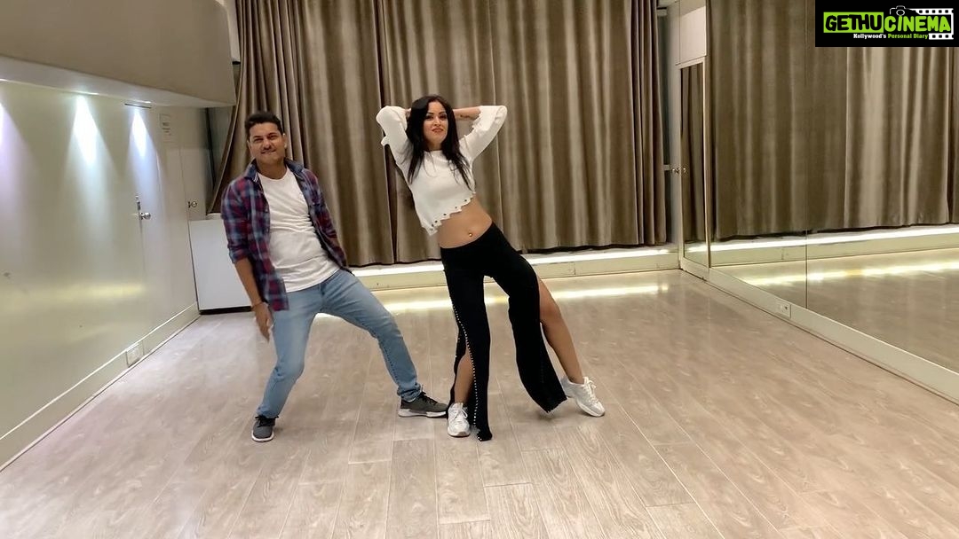 Maryam Zakaria Instagram - “Dance makes me happy, dance makes me feel good. Dance is fun and dance is love❤️I just wanna say keep on dancing whenever and wherever” -MZ Happy international Dance Day to all the dance lover 😘😘😘 Throwback performance with @prince.of.bollywood . . #happyinternationaldanceday #worlddanceday #happydanceday #throwback #dance #performance #bollywoodactress #show #maryamzakaria #actress #influencer #maryamzakaria #bollywoodsong #akshaykumar