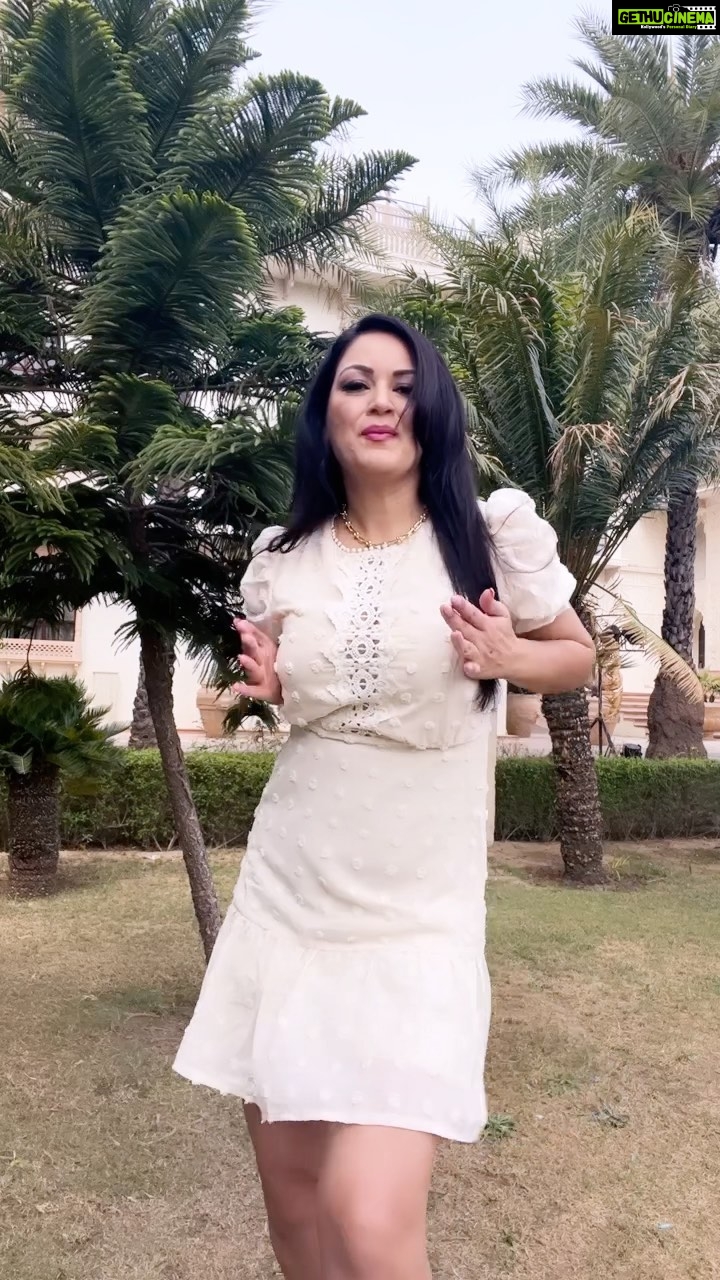 Maryam Zakaria Instagram - Love this song 🔥😋 . . #trendingsong #trending #reels #reelsinstagram #reelitfeelit #style #dance #jaipur #dress