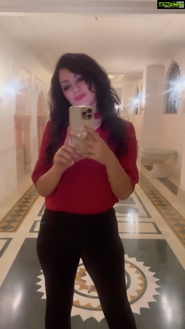 Maryam Zakaria Instagram - Hey 👋❤️ . . #trending #trendingreels #hey #reels #reelsinstagram #reelitfeelit #fashion #style #glamour #actress