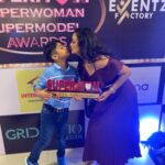Maryam Zakaria Instagram - Thank you so much for the super Mom Award 😀❤️ @silverbell.networks @sixsigmanetworks . . #aboutlastnight #supermom #awardwinning #award #mothersday #bollywoodactress #influencer #eventlook #dress #style #glam Sahara Star