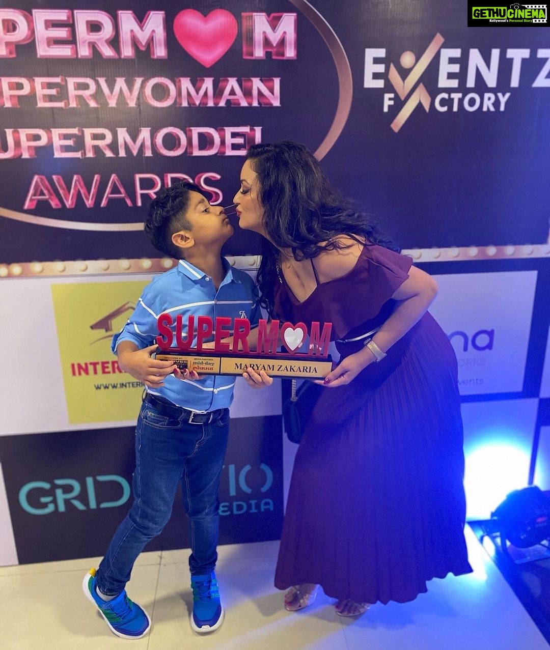 Maryam Zakaria Instagram - Thank you so much for the super Mom Award 😀❤️ @silverbell.networks @sixsigmanetworks . . #aboutlastnight #supermom #awardwinning #award #mothersday #bollywoodactress #influencer #eventlook #dress #style #glam Sahara Star