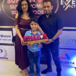 Maryam Zakaria Instagram - Thank you so much for the super Mom Award 😀❤️ @silverbell.networks @sixsigmanetworks . . #aboutlastnight #supermom #awardwinning #award #mothersday #bollywoodactress #influencer #eventlook #dress #style #glam Sahara Star