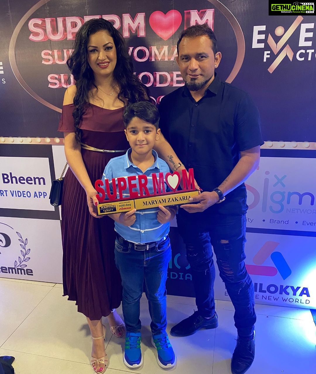 Maryam Zakaria Instagram - Thank you so much for the super Mom Award 😀❤️ @silverbell.networks @sixsigmanetworks . . #aboutlastnight #supermom #awardwinning #award #mothersday #bollywoodactress #influencer #eventlook #dress #style #glam Sahara Star