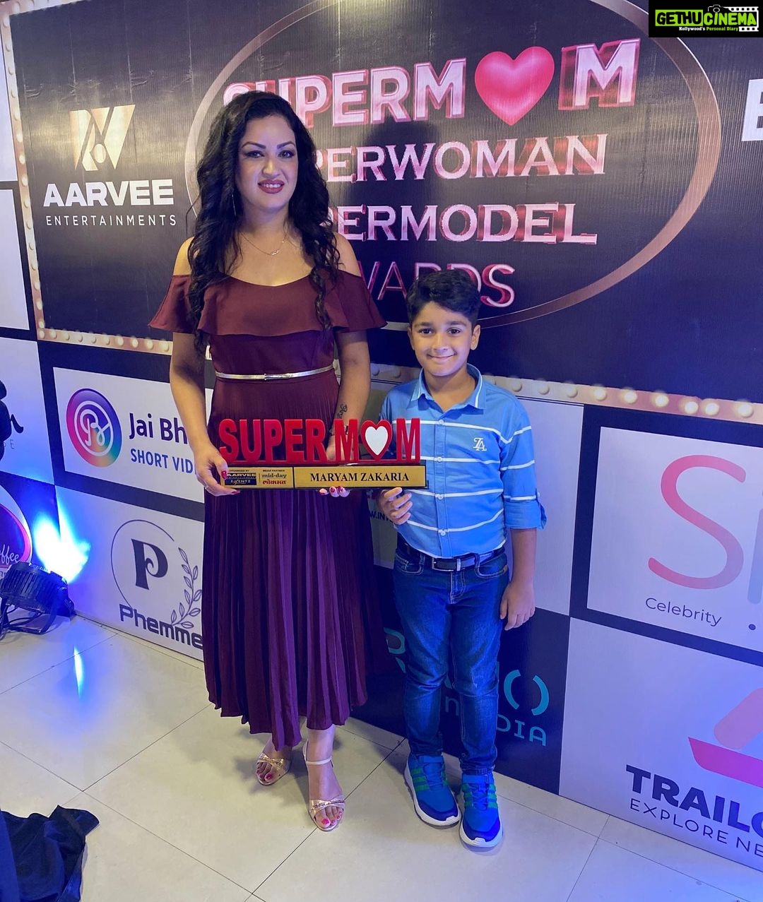 Maryam Zakaria Instagram - Thank you so much for the super Mom Award 😀❤️ @silverbell.networks @sixsigmanetworks . . #aboutlastnight #supermom #awardwinning #award #mothersday #bollywoodactress #influencer #eventlook #dress #style #glam Sahara Star